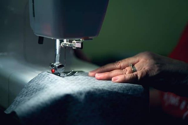 Quels sont les types de coutures à connaître quand on débute avec une machine à coudre ?