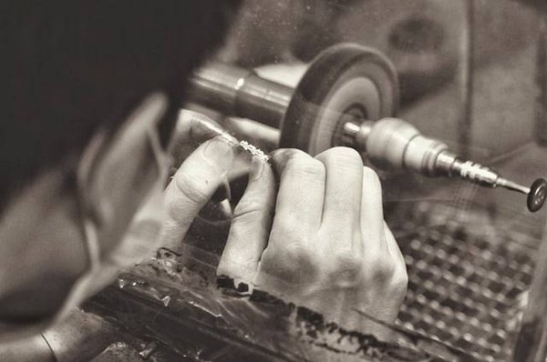 Comment choisir les matériaux pour réaliser des bijoux DIY
